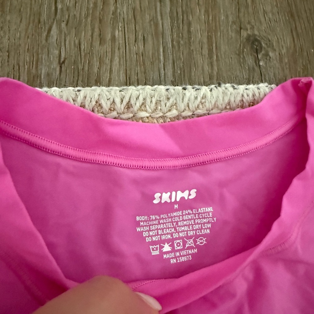 SKIMS Short Sleeve Tee in Hot Pink fits everybody stretchy tee size Medium - Picture 2 of 2